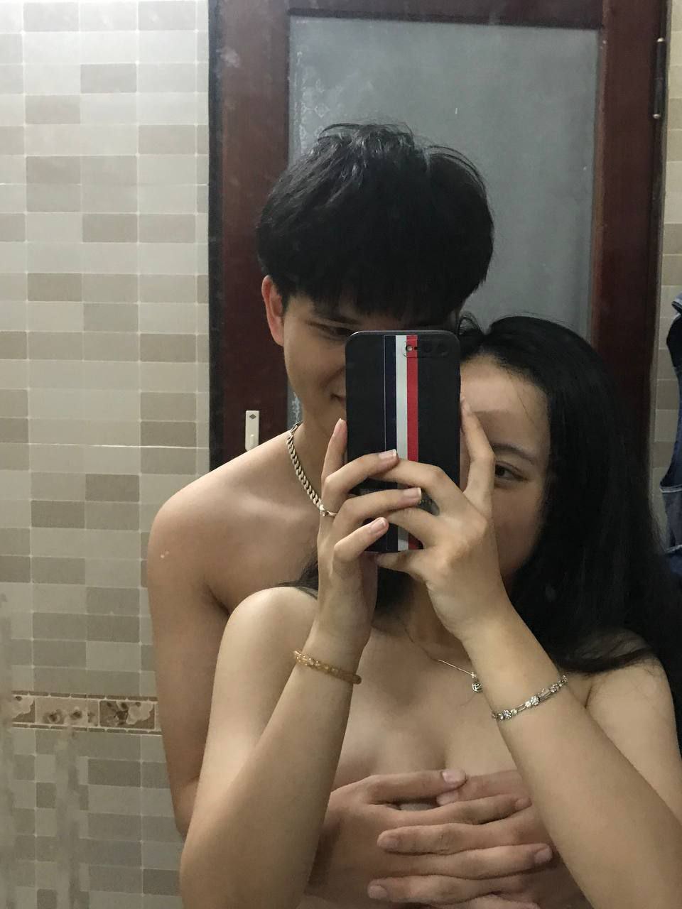 Lén lút với bồn chứa tinh của anh trai đang thiếu thốn tình dục